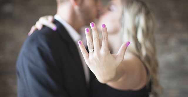 Frau mit Verlobungsring am Finger